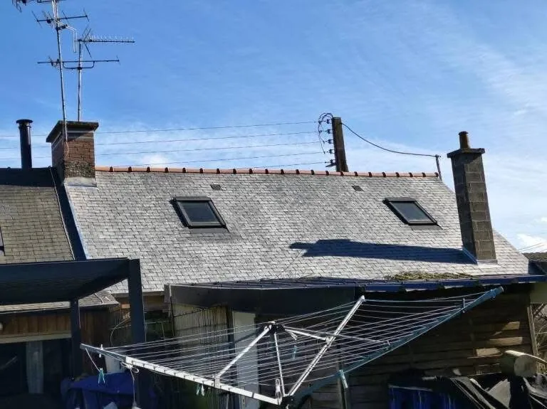 Toiture en ardoises avec deux fenêtres de toit et faîtières en terre cuite, couvreur à Soliers