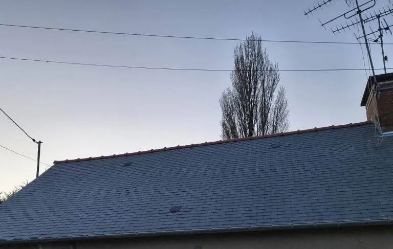 Toiture en ardoises avec faîtage en tuiles faîtières en terre cuite, couvreur à Bernay