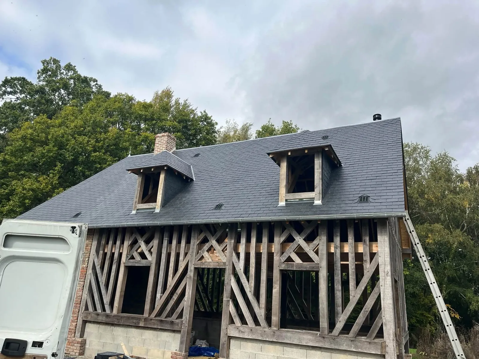 Couverture en ardoises avec deux lucarnes sur une maison à colombages, couvreur à Bourguébus