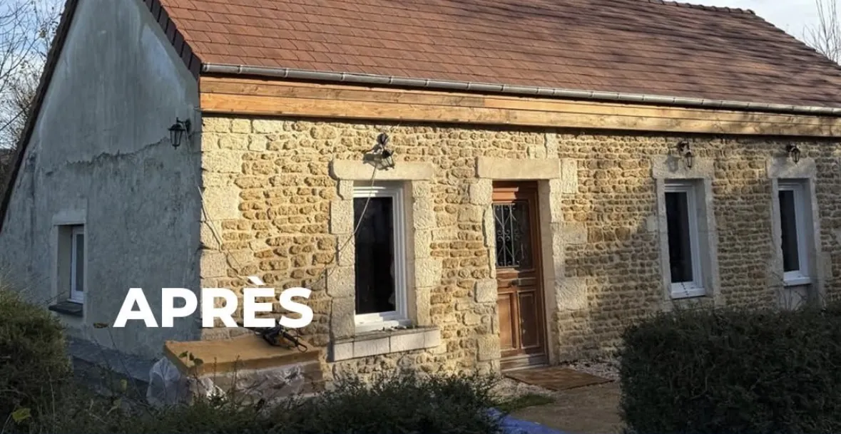 Maison en pierre avec toiture neuve en tuiles et bandeau bois, après travaux, couvreur à Falaise