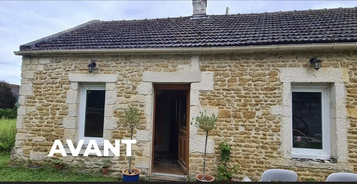 Maison en pierre avec ancienne toiture en tuiles foncées, avant travaux, couvreur à Lisieux