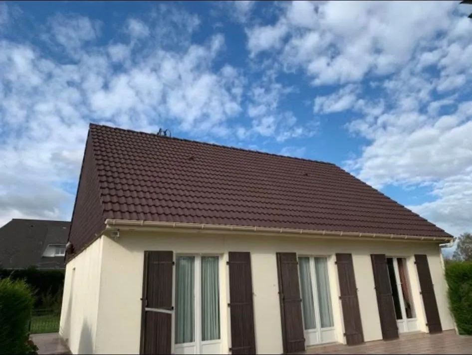 Pavillon avec toiture en tuiles brunes et gouttières, couvreur à Argences